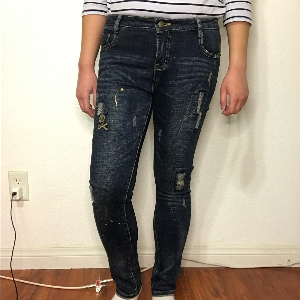 🌱 Mid-rise Jeans w/ Distressed and Gold Detailing